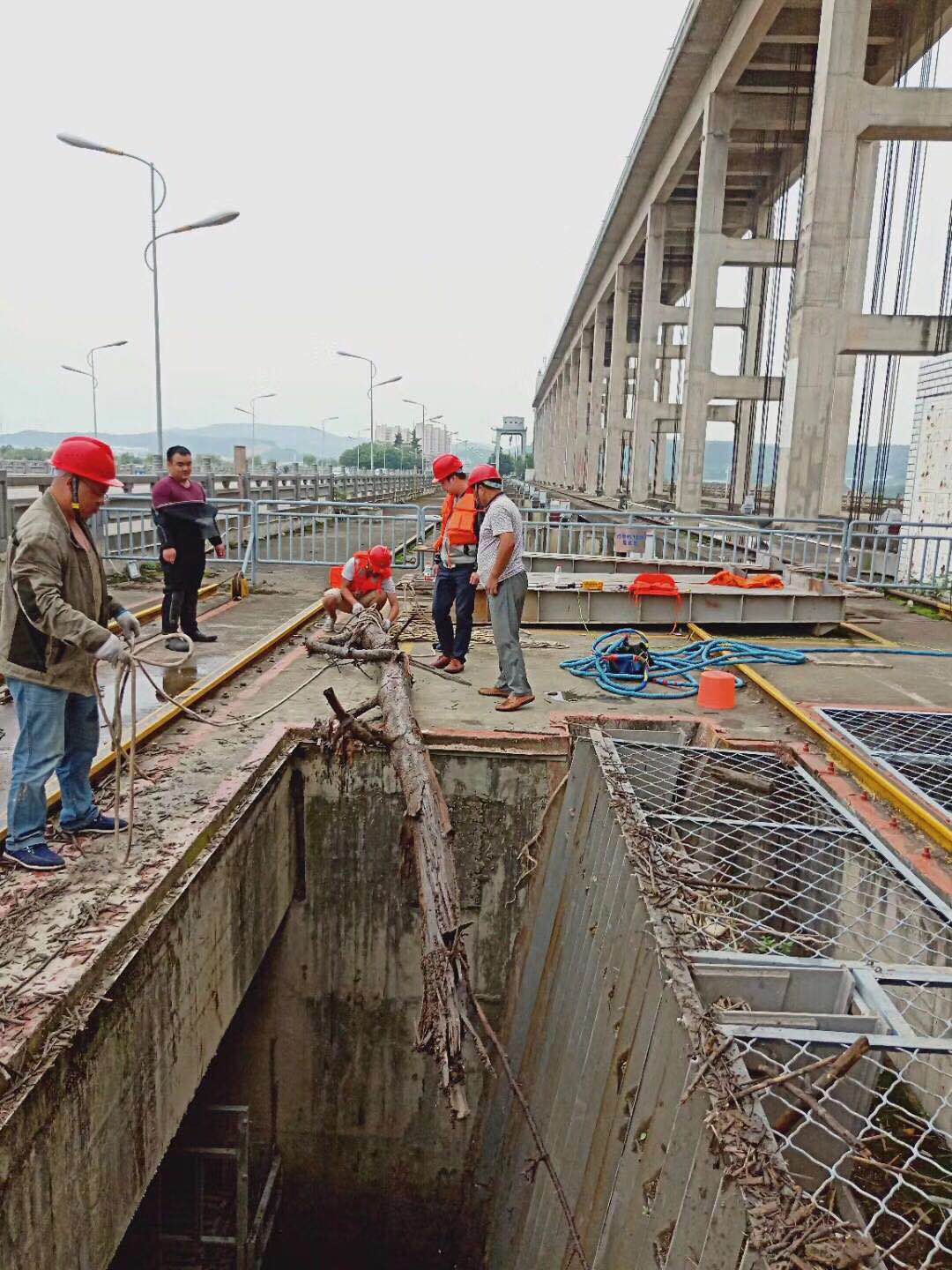 綿陽(yáng)電站水下清理